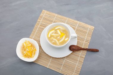 Yujacha (Yuja çayı veya yuzu çayı), bağışıklık sistemi için Yuja-cheong (Yuja marmeladı) ile sıcak suyu karıştırarak yapılan popüler bir Kore çayıdır. Seçici odak, boşluğu kopyala.