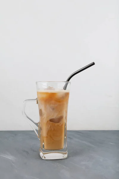 Jeges Latte Kávé Tiszta Pohárban Újrahasznosítható Szívószállal Egyszerű Háttér Másolás — Stock Fotó