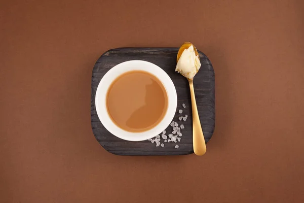 Традиционный Тибетский Чай Маслом Чашечка Чая Белой Миске Азиатский Напиток — стоковое фото