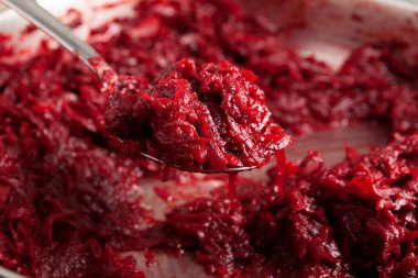 Kızartma tavasında kızarmış pancar, kaşıkla yakın çekim, seçici odaklanma. Borş veya vejetaryen salatası içerir..