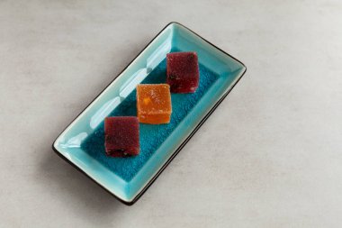 Dikdörtgen servis tabağında meyve reçeli. Taze böğürtlen ve doğal meyve suyundan yapılan çay için Asya ya da Asya tatlısı. Seçici odak, boşluğu kopyala.