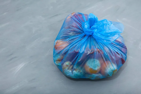 未使用の果物や野菜 灰色の背景に生分解性プラスチック製の袋に有機食品廃棄物がたくさんあります 自家製堆肥化 — ストック写真