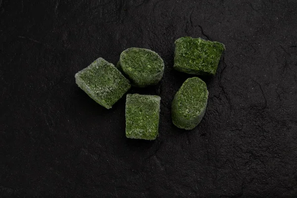 Choque Espinacas Verdes Trituradas Congeladas Forma Briquetas Sobre Fondo Texturizado — Foto de Stock