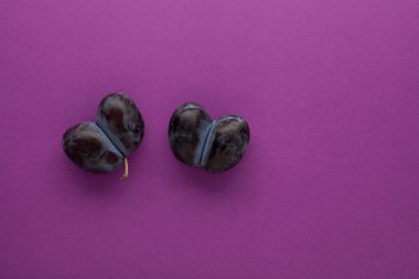 Fotokopi alanı olan leylak arkaplanlı çirkin meyve. Kalp şeklinde kuru erik veya çift erik. 