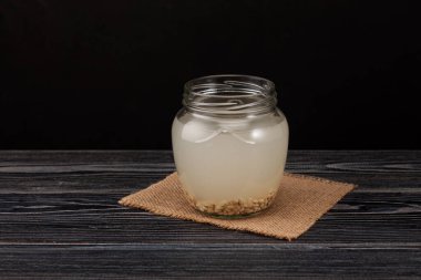 Rejuvelac ya da kavanozda ev yapımı kvass. Sağlıklı mayalanmış içki. Suda filizlenen tahılların doğal probiyotiği (genellikle filizlenen).