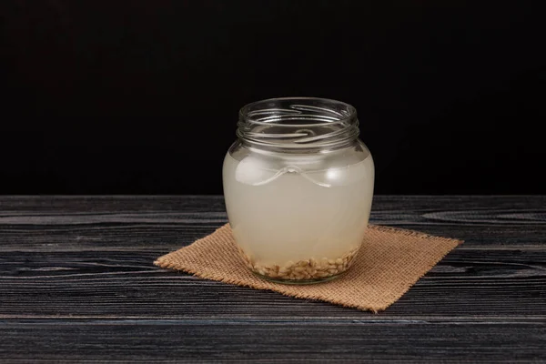 Rejuvelac ya da kavanozda ev yapımı kvass. Sağlıklı mayalanmış içki. Suda filizlenen tahılların doğal probiyotiği (genellikle filizlenen).