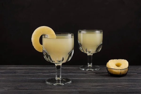 Tepache olarak bilinen geleneksel Meksika içeceği. Fermente edilmiş ananas içeceği ya da bardakta ananas suyu olan kvass. Seçici odak, koyu arkaplan, boşluğu kopyala.