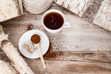Bir fincan Chaga çayı, sağlıklı doğal içecek. Doğal antioksidan. Kurutulmuş huş mantarından yapılmış. Alternatif tıp.
