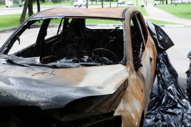 Tamamen yanmış bir yolcu vagonu. Sahipsiz nakliye aracı terk edilmiş. Seçici odak.