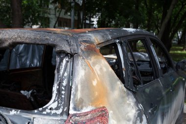 Yanmış araba, yakın plan. Penceresiz paslı bir araba. Yanmış metal kaporta.