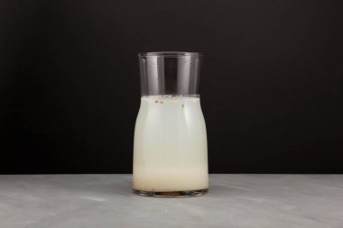 Rejuvelac - sağlıklı mayalanmış içecek. Yararlı bakteri ve aktif enzimler açısından zengin rejuvelac ve sindirimi geliştirmek için.