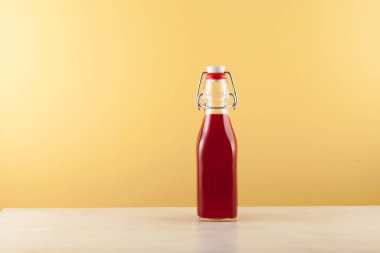 Bir şişe Salgam veya Salgam Suyu. Popüler Türk mayalanmış içkisi. Geleneksel içecek su, mor havuç veya şalgam (meyve suyu)).