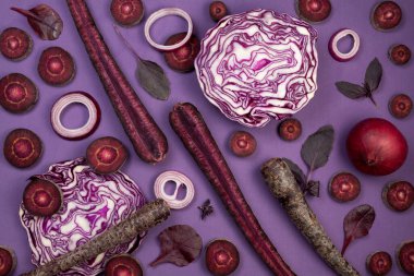 Mor arka planda farklı menekşe sebzeler, üst manzara. Vejetaryen ya da vejetaryen yemek kavramı. Alkali diyet. Sağlıklı kan damarlarını besleyen ve uzun ömürlü olmasını sağlayan diyet..