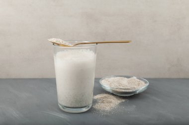 Ev yapımı Misutgaru Latte (Misugaru Latte) - Sağlıklı Kore çok tahıllı kokteyli. Popüler kahvaltı içeceği. Protein karışımı süt ve kızarmış çok tahıllı tozdan yapılır..