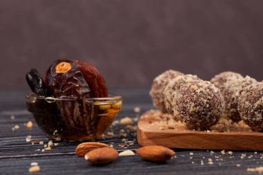 Enerji topları, tatlılar ev yapımı. Hurmalardan, kayısılardan, bademlerden, çam fıstıklarından ve ballı eriklerden yapılmış. Yakın çekim, seçici odak, kopyalama alanı.