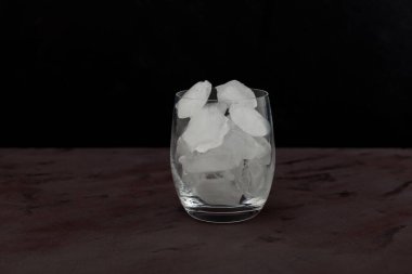 Koyu arkaplanda gerçek buzlu cam, yakın plan, kopyalama alanı.