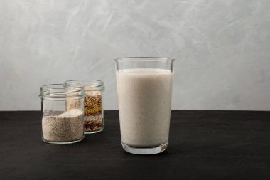 Misutgaru mu, Misugaru Latte mi? Kavrulmuş çok tahıllı tozdan yapılmış sağlıklı Kore içeceği. Popüler ev yapımı kahvaltı içeceği. Protein içeceği.