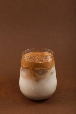 Misutgaru veya Misugaru Latte Dalgona. Kavrulmuş çok tahıllı kahve tozu ile yapılan Kore içeceği. Popüler kahvaltı içeceği..