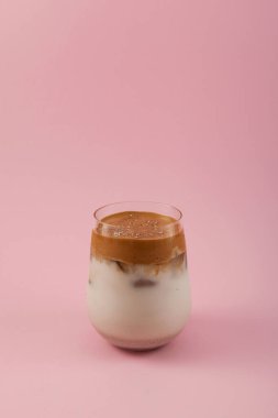 Dalgona Misugaru Latte - Kore ferahlatıcı içecek pembe arka planda fotokopi alanı ile. Popüler kahvaltı içeceği.. 