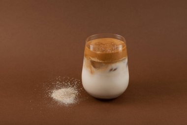 Dalgona Misugaru Latte - Kore ferahlatıcı içeceği. Popüler kahvaltı içeceği ve hazır kahve. Kahverengi arkaplan, kopyalama alanı.