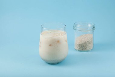 Mavi arka planda Misutgaru ya da Misugaru Latte. Çok tahıllı kavrulmuş Kore milkshake 'i. Popüler kahvaltı içeceği. Buzlu sağlıklı protein smoothie..