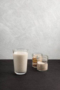 Misutgaru ya da Misugaru Latte, uzun camlı. Çok tahıllı kavrulmuş Kore milkshake 'i. Sağlıklı Protein içeceği. Popüler kahvaltı içeceği.. 