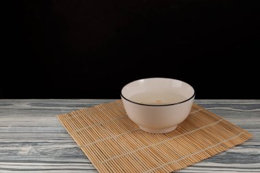 Sikhye - geleneksel Kore içkisi, ikindi çayı. Fotokopi alanı olan koyu arkaplanda tatlı pirinç içeceği.