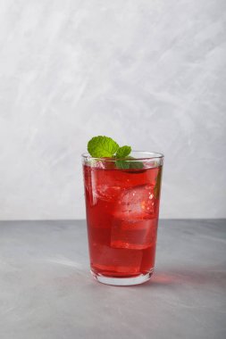 Kırmızı yaz alkolsüz içecek, buzlu ya da meyveli çay, yakın plan..