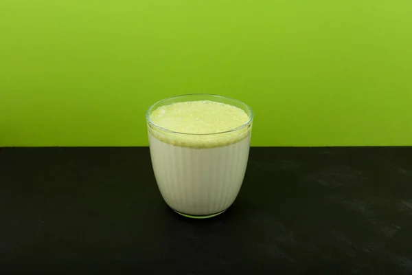 Latte Matcha Verde Con Latte Mandorla Bicchiere Bevanda Tavolo Scuro — Foto Stock