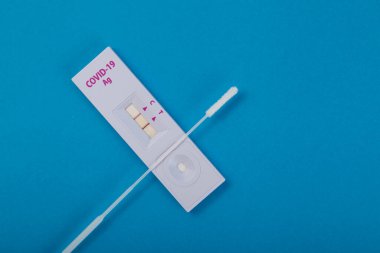Covid-19 Coronavirus için PCR testi pozitif sonuç verdi. Evde kendini test etme kiti.