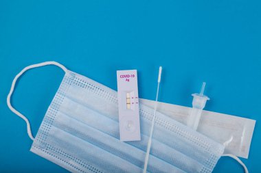 SARS-CoV-2 antijeninin immünokromatografik tespiti için bir reaktör seti. Pozitif COVID-19 test sonuçları. Hızlı test kiti - evde kalite analizi.