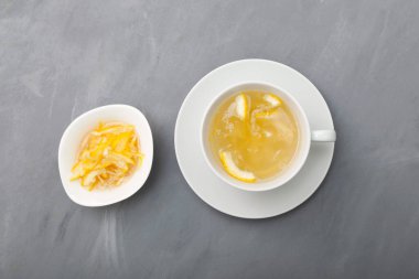 Yujacha (yuja çayı veya yuzu çayı) - Kore narenciye çayı, yuja marmelatıyla karıştırılarak yapılır. Gri arkaplan, üst görünüm.