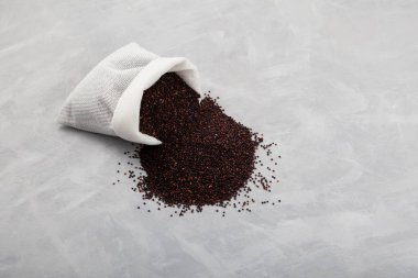 Peru siyah kinoa tohumları torbadan dökülür. Yakın çekim, kopyalama alanı. Mısır gevrekleri büyük miktarda protein, antioksidan, diyet lifleri, vitaminler ve mineraller içerir..
