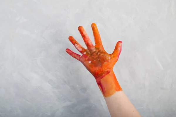 Barnets Handflata Färgad Med Akvarellfärg Fingrarna Utspridda Begreppet Barns Kreativitet — Stockfoto
