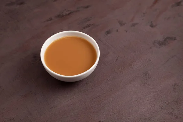 Традиционный Тибетский Чай Маслом Чашечка Чая Белой Миске Выборочный Фокус — стоковое фото