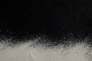 Fotokopi alanı olan fırın arka planı, koyu dokulu yüzey üzerinde un. Üst görünüm, metnin için boşluk.