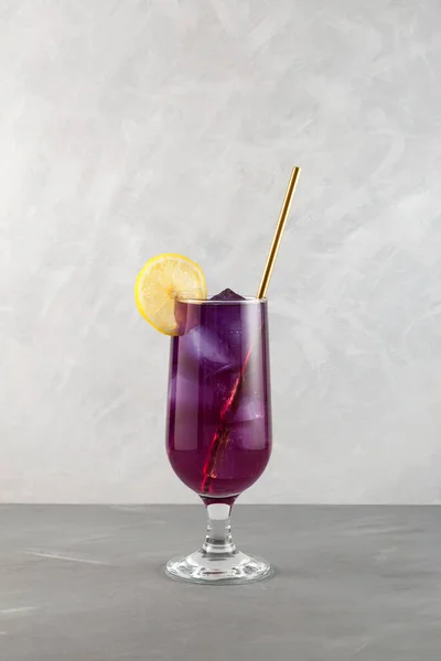 Cocktail Violet Servi Citron Paille Boire Boisson Rafraîchissante Été Fond — Photo