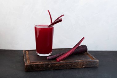 Salgam veya fermente pancar suyu. Popüler Türk içeceği. Seçici odak, metin için boşluk.