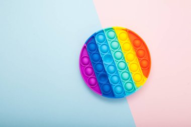 Stres önleyici duyusal renkli Push Pop Bubble oyuncağı yuvarlak şeklinde. Mesaj için yer var. Basit gamze.