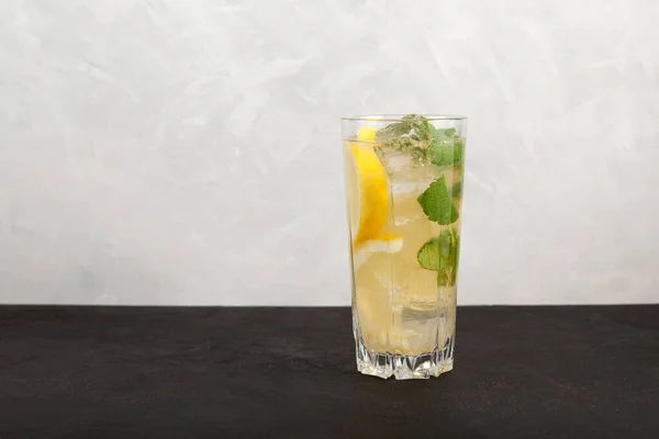 Homemade Iced Lemonade Tall Glass Refreshing Summer Drink Lemon Mint — Stock Photo, Image