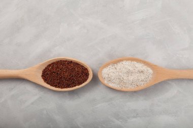 Ragi ya da Nachni, parmak darı ve tahta kaşıklarda ragi unu olarak da bilinir, yakın plan. Glütensiz sağlıklı yiyecek..