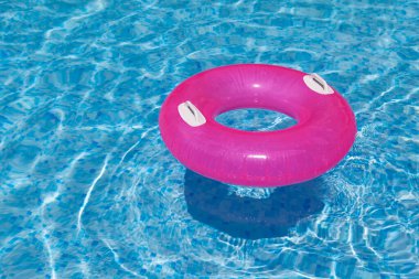 Havuzda şişirilebilir halka suyun içinde mavi mozaik fayansların üzerine gölge düşürür. Bozulma. Kırılma. Kavram - Yaz tatili. 