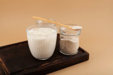 Misugaru Latte veya Misutgaru. Sağlıklı Kore multigrain shake 'i. Kızarmış çok tahıllı popüler Protein smoothie. Seçici odak, boşluğu kopyala.
