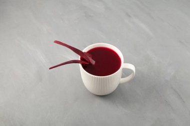 Fermente pancar suyu ya da mor havuçlu kvass. Türk Salgamı veya Mordovya Pozu.