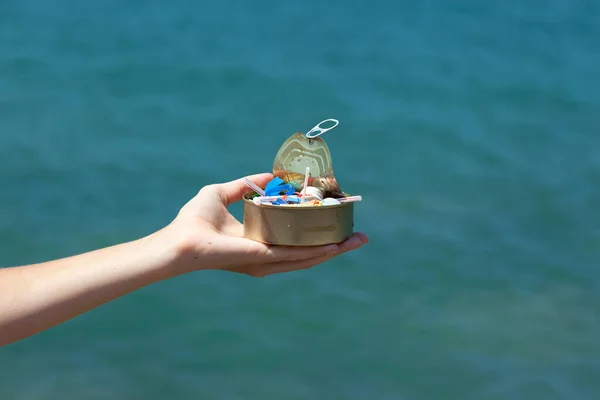 Puszka Żeński Ręka Tle Morze Wypełniony Góry Plastikowy Odpadek Śmietnik — Zdjęcie stockowe