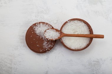 Ahşap kaşıkta kristaller glutamik asit monosodyum tuzu. Msg. Yiyecek katkı maddesi E621. Gıda izlenimlerini geliştirmek için çeşni. Gıda endüstrisinde kullanılan katkı maddesi..