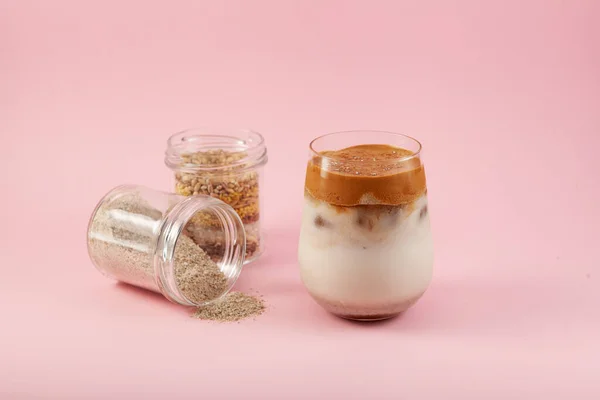 Dalgona Misugaru Latte Korejský Nápoj Praženého Multigrainového Prášku Mléka Kávy — Stock fotografie
