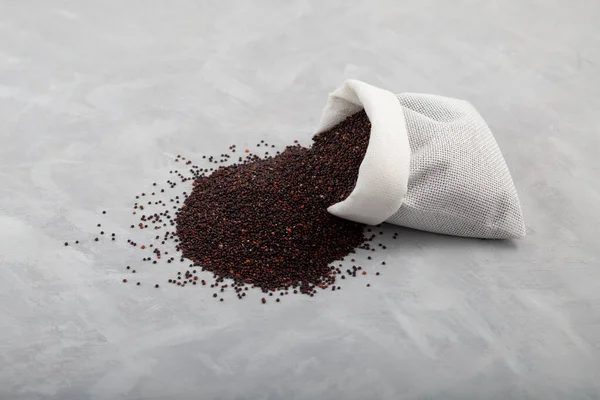在灰色背景 有选择性的焦点 复制空间的袋中的Ragi或Black Quinoa 有机谷物含有大量蛋白质 抗氧化剂 膳食纤维 维生素和矿物质 — 图库照片