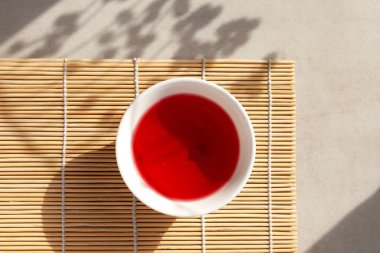 Omija çayı (Omija cha) ayrıca şizandra çayı olarak da bilinir. Schisandra çileğiyle demlenmiş..