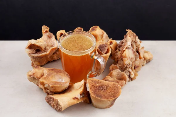 Siyah arka planda sığır eti çorbası. Seçici odaklanma, üst görünüm, kopyalama alanı. Kemikler, vücuda proteinlerin yapı taşlarını oluşturan amino asitleri sağlayan kolajen içerir..